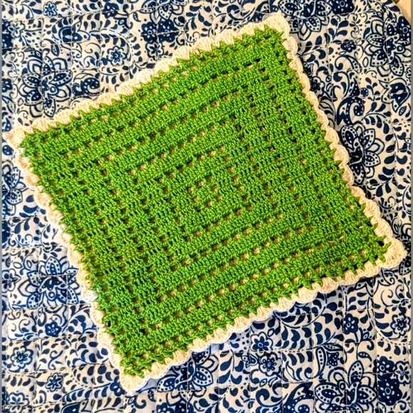 Vintage Green Cream Crochet Trivet Doilie - Picture 1 of 3